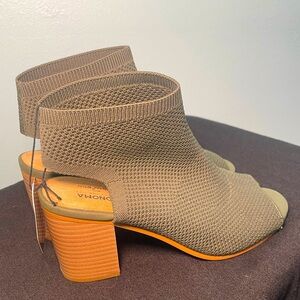 Open toe heeled shoes NWOT
